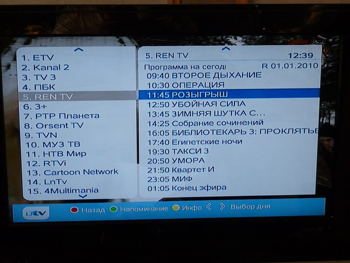 Skjermbilde av en elektronisk TV-guide med norske kanaler i rutenett og programmer fordelt utover kvelden