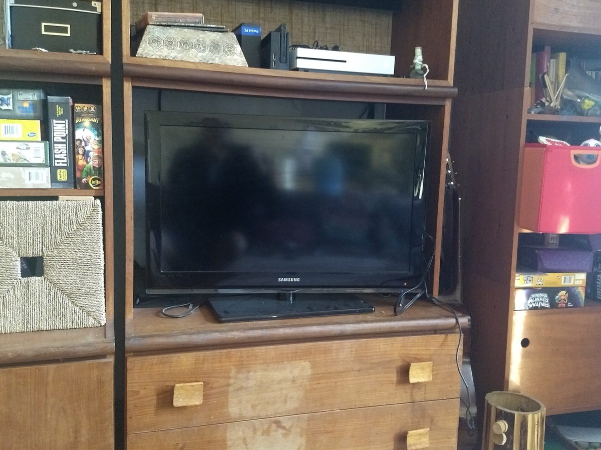 Samsung Smart TV i en stue som viser en IPTV-kanalliste med norske kanaler og elektronisk TV-guide