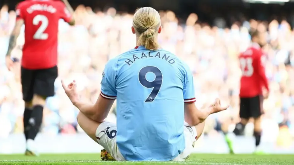 Spillere fra Manchester City og Manchester United i duell under et Manchester-derby