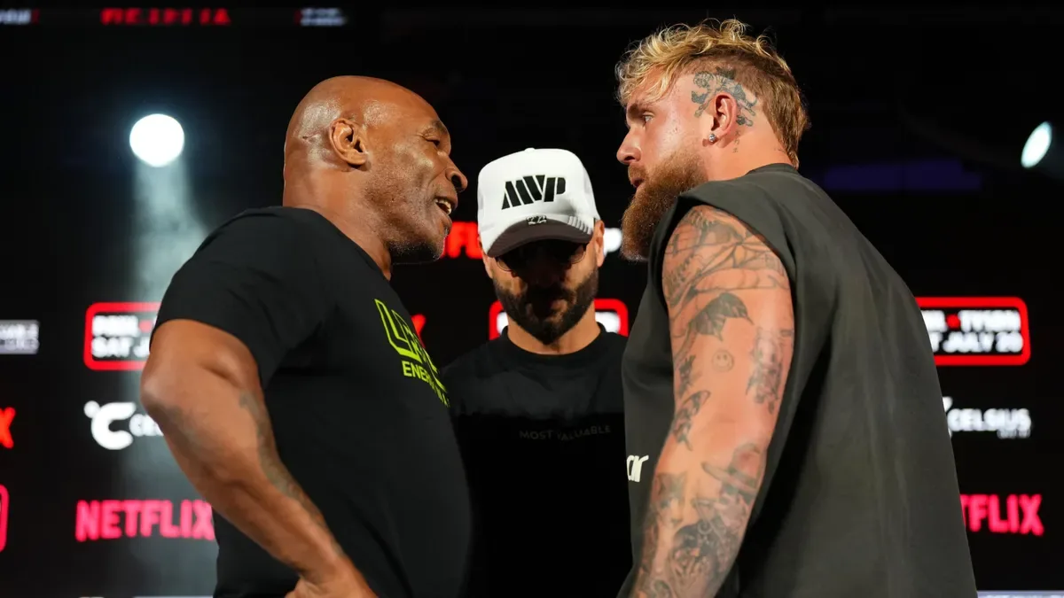Boksehanske og plakatmotiv for kampen mellom Jake Paul og Mike Tyson på Netflix i 2024