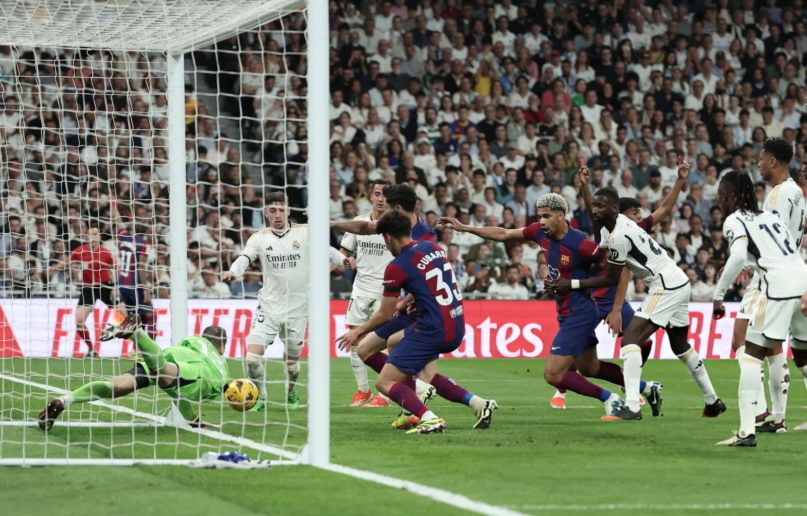Spillere fra Real Madrid og Barcelona i duell under El Clásico på Santiago Bernabéu