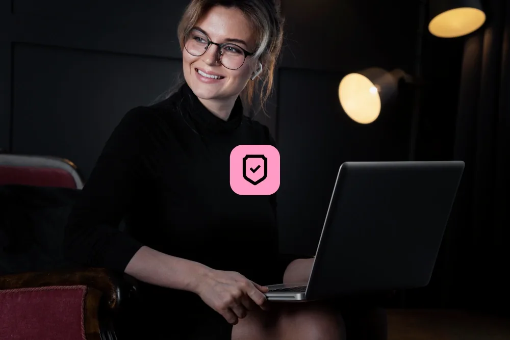 Illustrasjon av en kryptert VPN-tunnel mellom en enhet og en server på internett